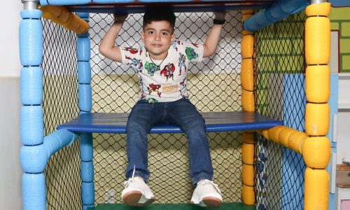 Subindo no brinquedão no Molecada